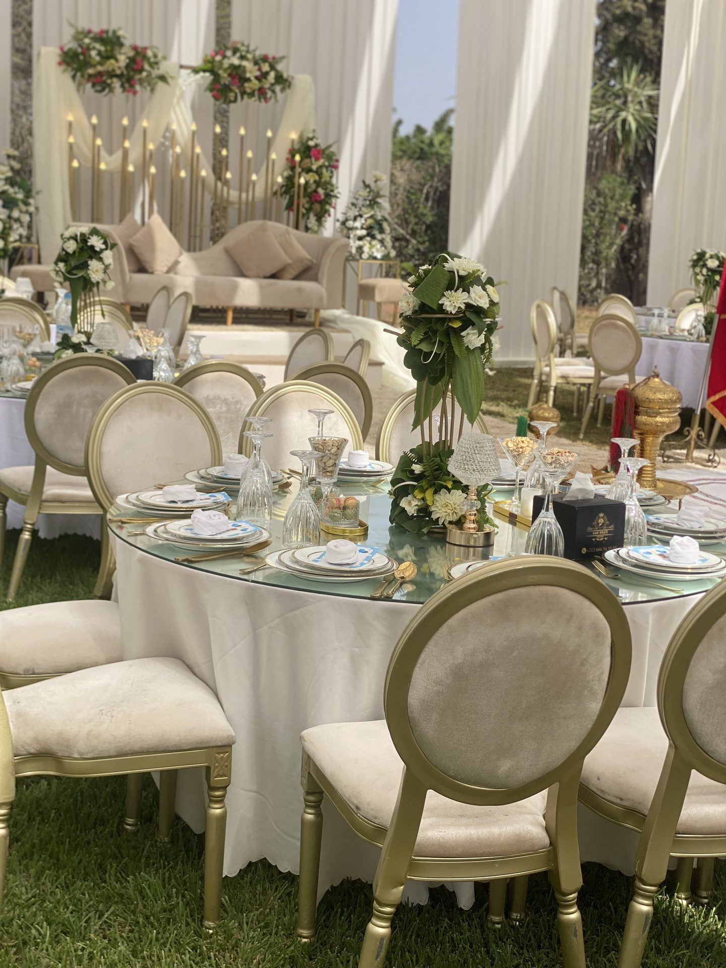 Décor de mariage dressé en extérieur par Traiteur Dar Rbati